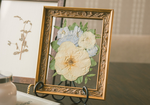 Boutonniere Frame