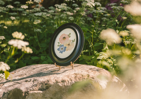 Boutonniere Frame