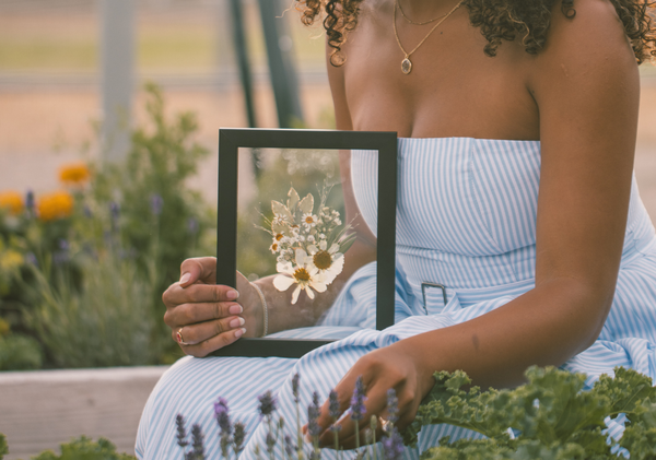 Boutonniere Frame
